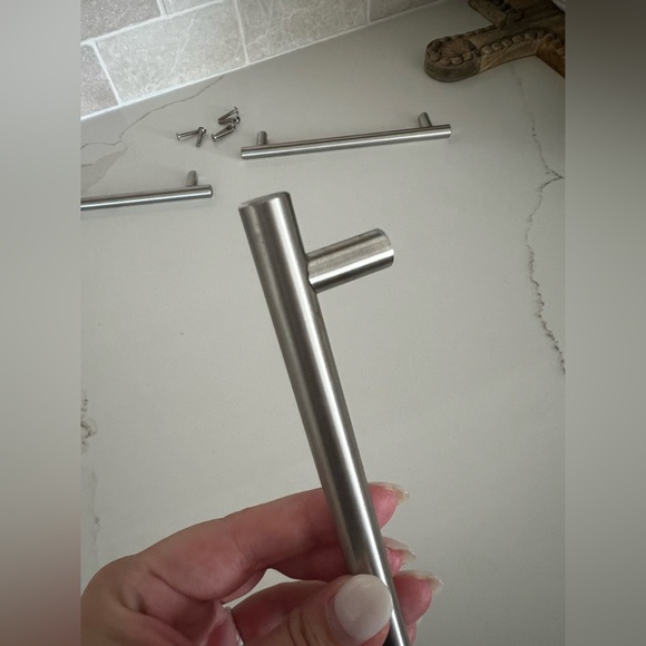 Cabinet pulls - Picture 2 of 4